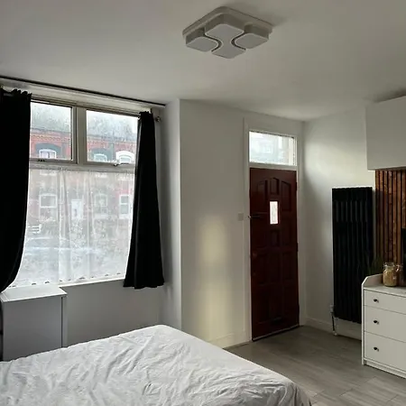 Modern En Suite Bedroom Close To City Centre-2