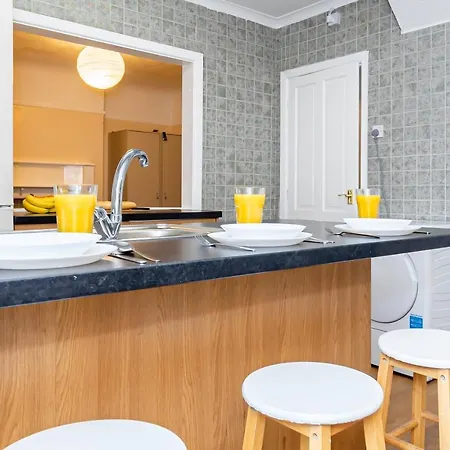 Shirley House: City Centre Self-Catering with Smart Access-2