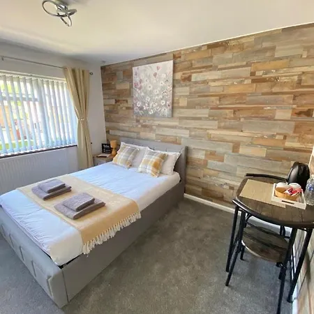 Gatwick Deluxe En-Suite Rooms-3