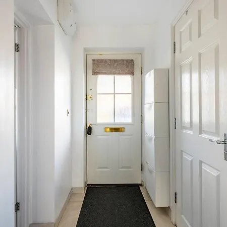 Bedroom With Kitchenette, Private Bathroom And Parking-2