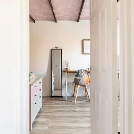 Bedroom With Kitchenette, Private Bathroom And Parking-3