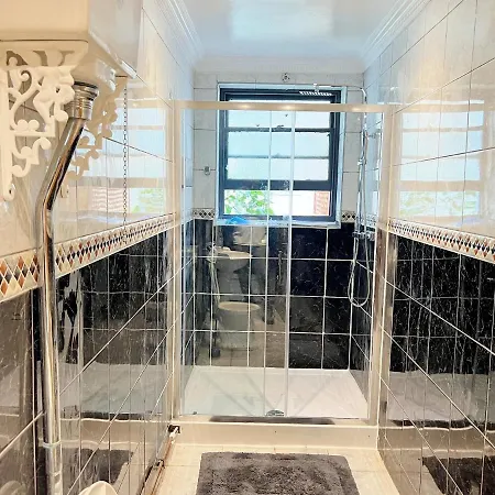 Erin Court Mansions - Suite 01-3