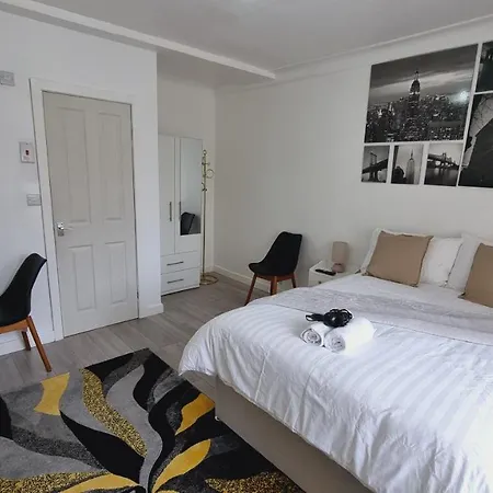 Deluxe Double Bedroom With Private Bathroom, Parking And Wifi-3