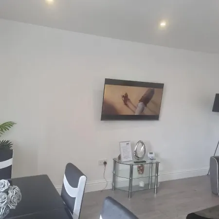 Attractive 2 Bed Apartments Free Wi-Fi And Parking-2