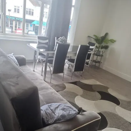 Attractive 2 Bed Apartments Free Wi-Fi And Parking-3