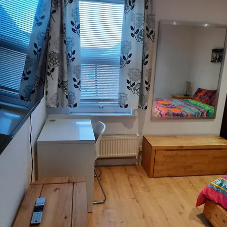 Lovely Home With Full En-Suite Double Bed Rooms-3