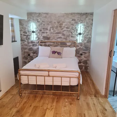 Ness City Cottage-3