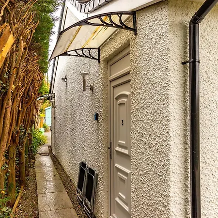 Roger Ground Guest House - With Onsite Car Parking-3