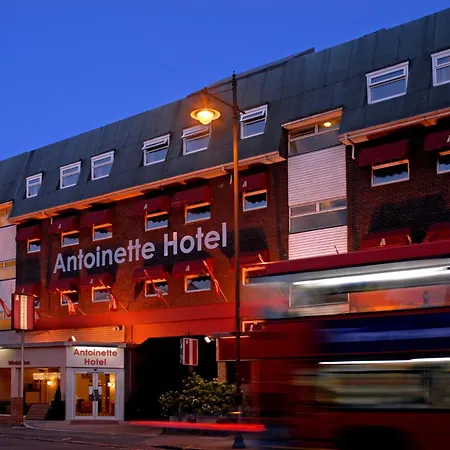 Antoinette Hotel Wimbledon-3