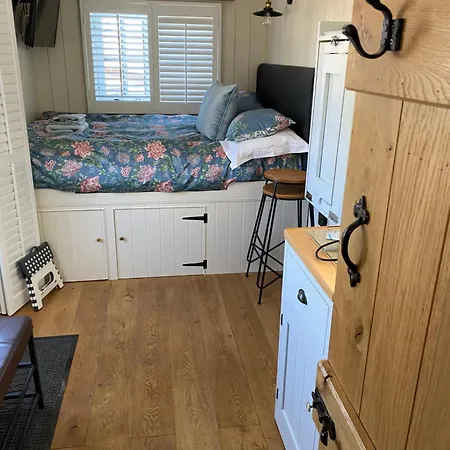 Downsfield Bed And Breakfast-3