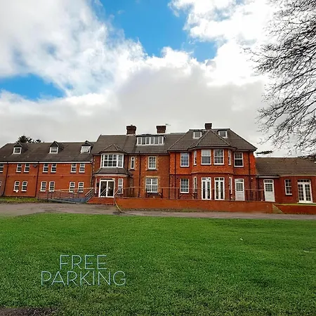 Trivelles Gatwick Hotel & Airport Parking-3