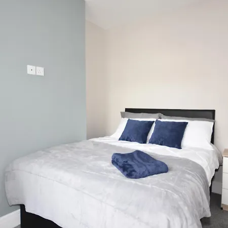 Townhouse @ 32 Penkhull New Road Stoke-2
