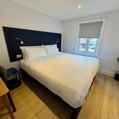 Brentwood Hotel & Apartments-3