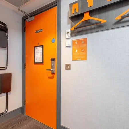 Easyhotel Belfast-3