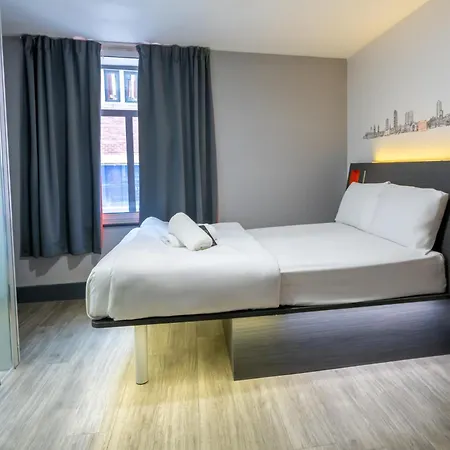 Easyhotel Leeds-3