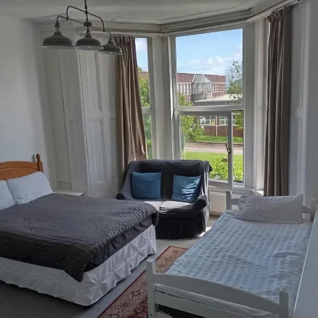 Large Room Near Singleton Hospital Ensuite R6-3