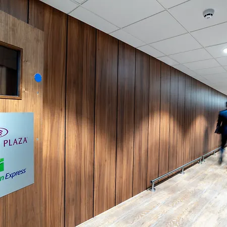 Holiday Inn Express - London Heathrow T4 By Ihg-3