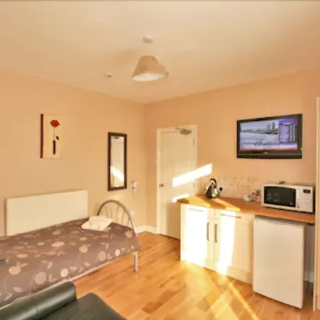 Central Studios Gloucester Road By Roomsbooked - Free Parking-2