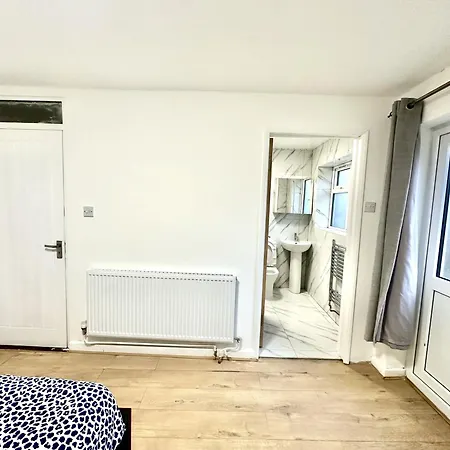 Recently Fully Refurbished --January 2026-- Private En-Suite Room With Brand-New Bathroom And Private Entrance-3