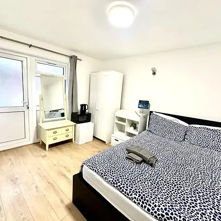 Recently Fully Refurbished --January 2026-- Private En-Suite Room With Brand-New Bathroom And Private Entrance-2