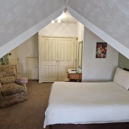 Crescent Lodge Guest House-2