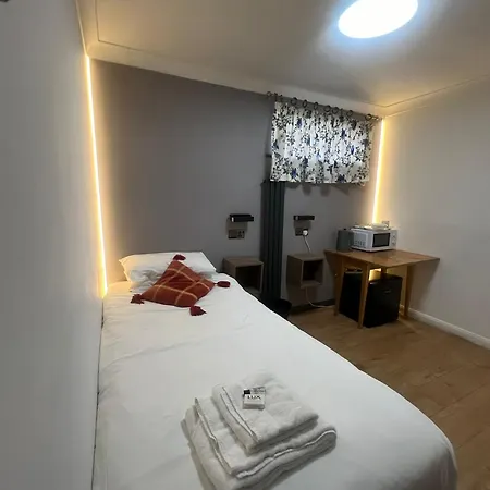 Hollybush Guest House-2