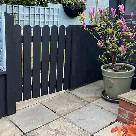 Overdale Guesthouse And Free Parking-3