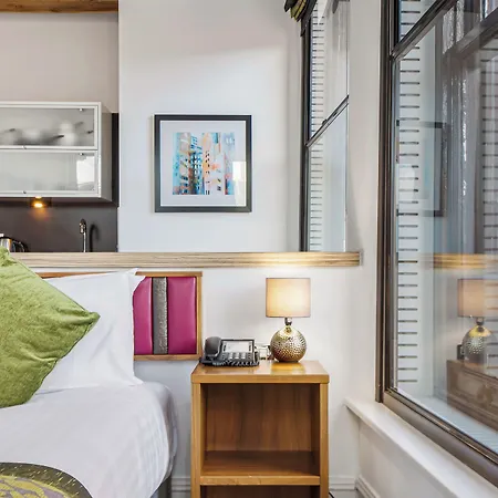 Roomzzz Manchester City-3