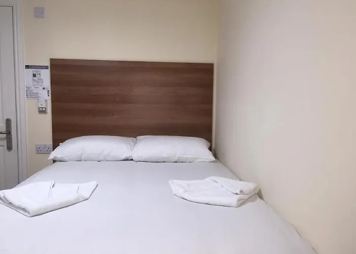 High Wycombe Hotels with Tennis Court