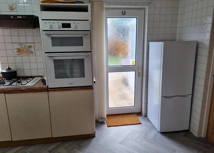 Deluxe Double Bedroom With Private Bathroom, Parking And Wifi Leeds 