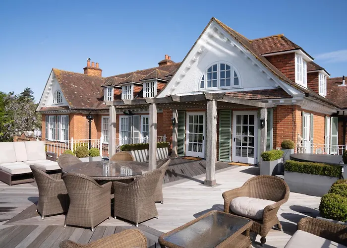 New Milton Hotels with Tennis Court