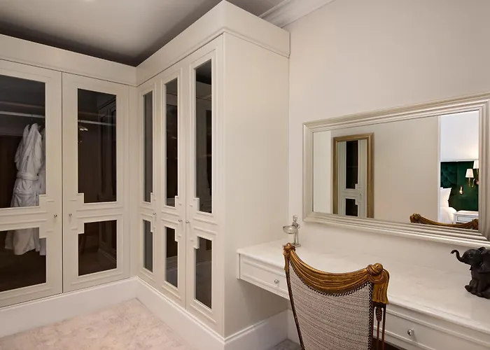 Windsor Hotels With Jacuzzi in Room