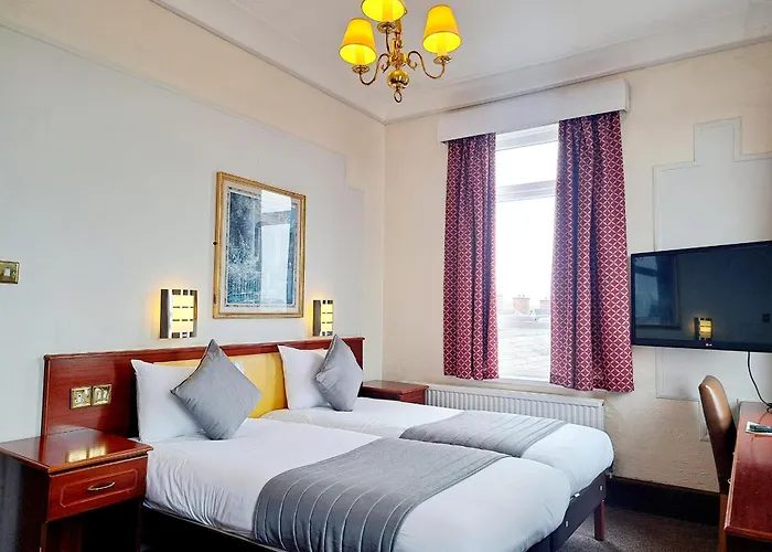 Southport Hotels with Tennis Court