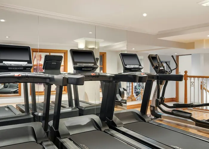 Leeds (West Yorkshire) Hotels with Tennis Court