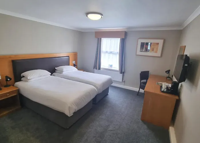 Leeds (West Yorkshire) Hotels with Table Tennis