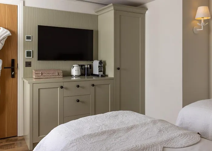 Wootton Fitzpaine Hotels