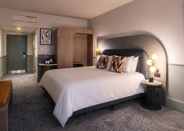 Sheffield Hotels With Jacuzzi in Room