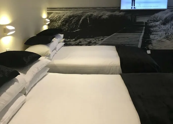Altrincham Hotels with Table Tennis